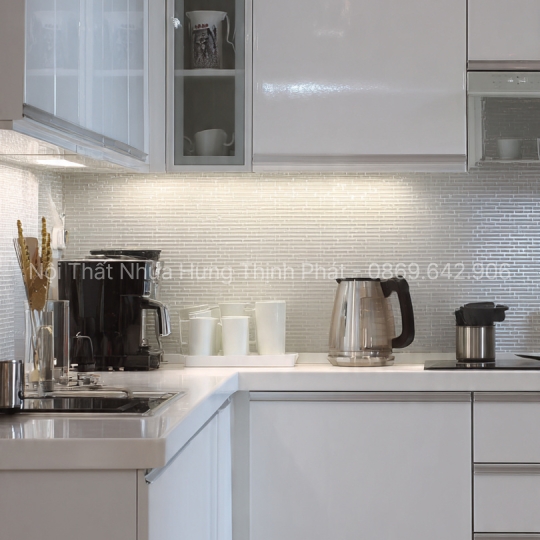 Mẫu tủ bếp nhựa màu trắng tinh tế – Xu hướng 2025, sang trọng & chống nước 100%