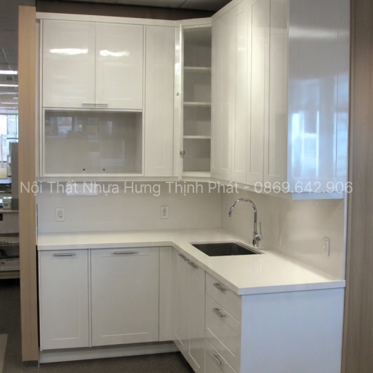 Mẫu Tủ Bếp Nhựa Màu Trắng Tinh Tế – Xu Hướng 2025 Sang Trọng, Bền Bỉ Trên 20 Năm